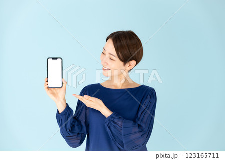 女性 カジュアル ポートレート スマホ 笑顔 女性 カジュアル ポートレート スマホ 笑顔 123165711