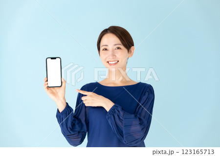 女性　カジュアル　ポートレート　スマホ　笑顔 123165713