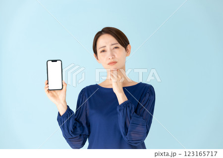 女性 カジュアル ポートレート スマホ 悩む 女性 カジュアル ポートレート スマホ 悩む 123165717