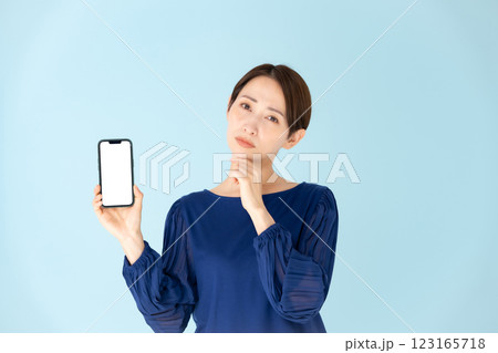 女性 カジュアル ポートレート スマホ 悩む 女性 カジュアル ポートレート スマホ 悩む 123165718