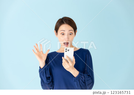 女性　カジュアル　ポートレート　スマホ　驚く 123165731