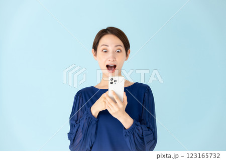 女性　カジュアル　ポートレート　スマホ　驚く 123165732
