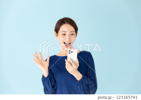 女性 カジュアル ポートレート スマホ 驚く 笑顔 女性 カジュアル ポートレート スマホ 驚く 笑顔 123165741