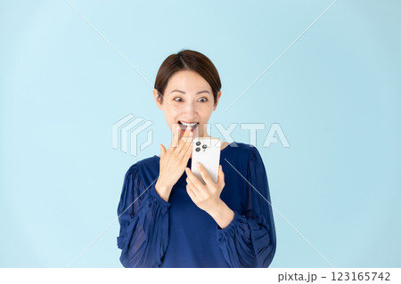 女性　カジュアル　ポートレート　スマホ　驚く　笑顔 123165742