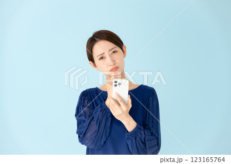 女性 カジュアル ポートレート スマホ 悩む 女性 カジュアル ポートレート スマホ 悩む 123165764
