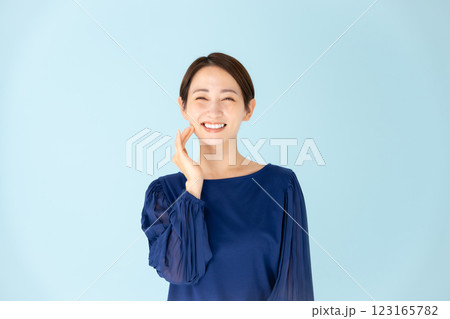 女性　カジュアル　ポートレート　ビューティー 123165782