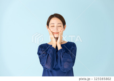 女性　カジュアル　ポートレート　ビューティー 123165802