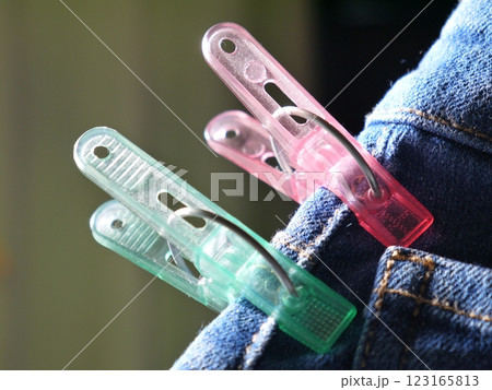 ジーンズをとめる洗濯バサミ ジーンズをとめる洗濯バサミ 123165813