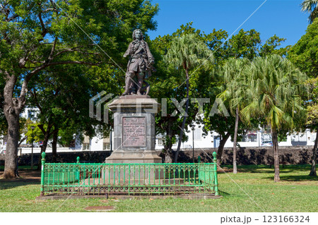 Bronze statue of Mahe de La Bourdonnais in Saint-Denis de la Reunion 123166324