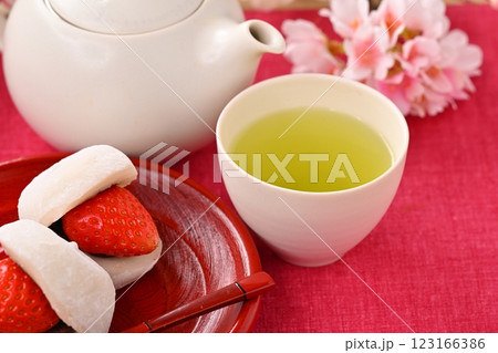 春の和菓子、いちご大福、苺だいふく、イチゴ大福。 春の和菓子、いちご大福、苺だいふく、イチゴ大福。 123166386