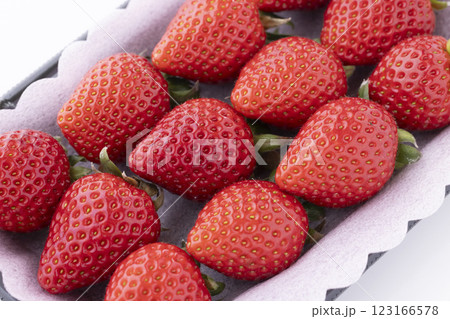 パック詰めの苺　あまりん 123166578