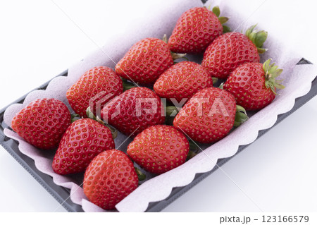 パック詰めの苺　あまりん 123166579