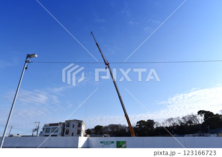 建設現場の巨大クレーン 123166723