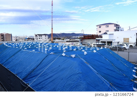 盛り土_土嚢とブルーシート 盛り土_土嚢とブルーシート 123166724