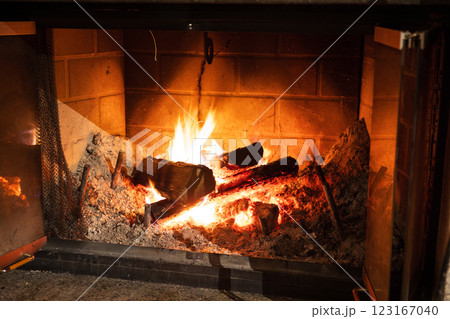 冬の暖かい暖炉と炎 冬の暖かい暖炉と炎 123167040