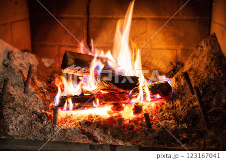 冬の暖かい暖炉と炎 123167041