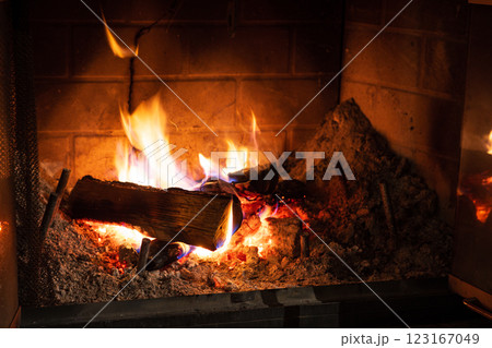 冬の暖かい暖炉と炎 冬の暖かい暖炉と炎 123167049