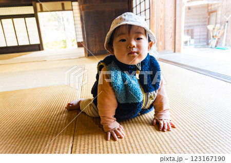 畳の上の小さな日本人の幼児 畳の上の小さな日本人の幼児 123167190