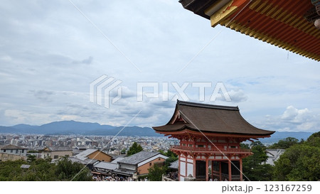 清水寺の西門から見た仁王門と京都市内 清水寺の西門から見た仁王門と京都市内 123167259