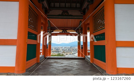 日想観の聖所の清水寺の西門から見た京都市内 日想観の聖所の清水寺の西門から見た京都市内 123167260
