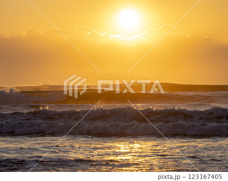朝陽に染まる空と海　九十九里浜 123167405