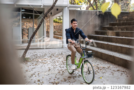 Young Asian businessman Go to work by cycling to reduce air pollution and stay healthy. Young Asian businessman Go to work by cycling to reduce air pollution and stay healthy. 123167982
