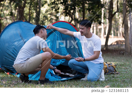 Young Asian homosexual couple spending their free time Holidays sitting together, relaxing, camping and hiking together. 123168115