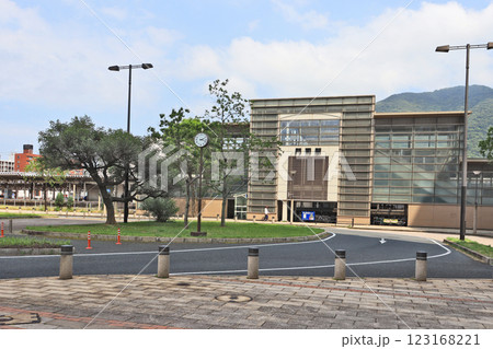 福岡県北九州市にあるJR九州門司駅北口 福岡県北九州市にあるJR九州門司駅北口 123168221