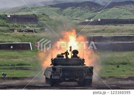 砲撃する戦車 123168395
