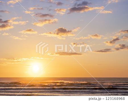 朝陽に染まる空と海　九十九里海岸 123168968