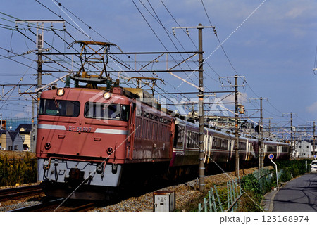 2006年　東海道本線を走るEF81107お座敷列車わくわく団らん 123168974