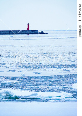 真冬の北海道オホーツク海の流氷と灯台 123169048