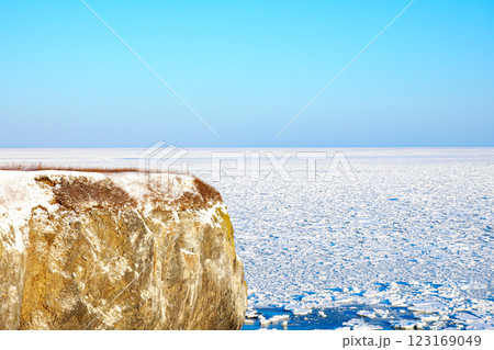 真冬の北海道オホーツク海の流氷と青空 123169049