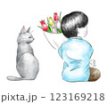 花束を持った子供と振り向く猫 123169218