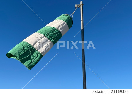 風速が強い時の吹き流し 123169329