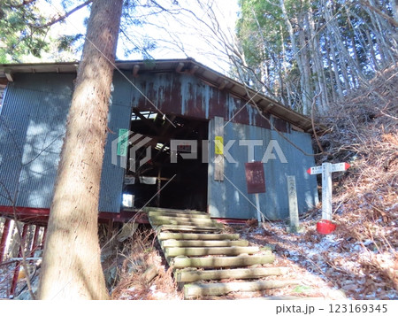 厳冬期の山上ヶ岳(登山道が中を通っている宿坊) 厳冬期の山上ヶ岳(登山道が中を通っている宿坊) 123169345