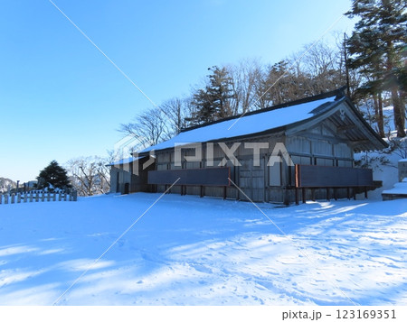 厳冬期の山上ヶ岳(雪に包まれた山頂にある宿坊) 123169351