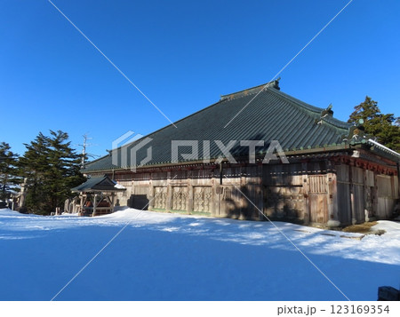厳冬期の山上ヶ岳(日本で最も高所にある世界遺産大峰山寺) 厳冬期の山上ヶ岳(日本で最も高所にある世界遺産大峰山寺) 123169354