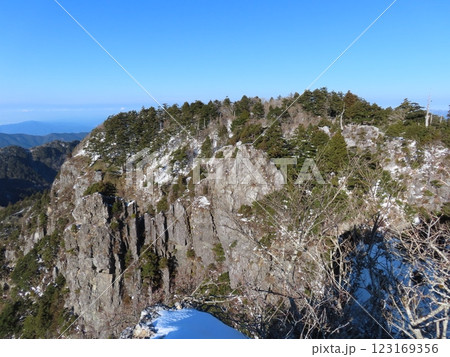 厳冬期の山上ヶ岳(修験道上にある岩壁) 123169356