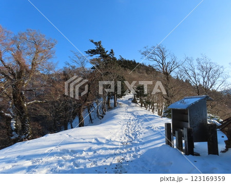 厳冬期の山上ヶ岳(雪に包まれた山頂へ向かう登山道) 123169359