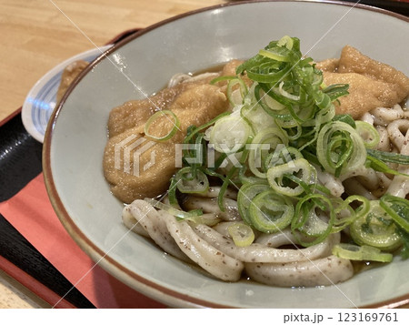 大阪福島の有名店で食べる美味しいきつねうどん 123169761