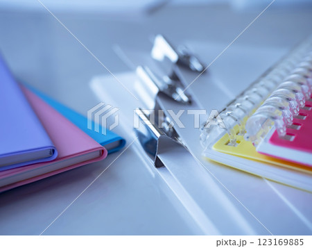 テーブルに置かれた書類と手帳 テーブルに置かれた書類と手帳 123169885