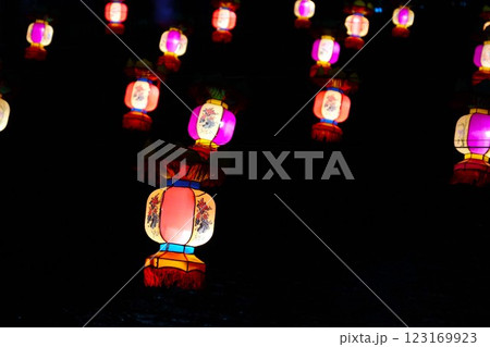 夜のアジアンなランタン（春節） 123169923
