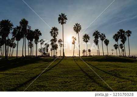 A mesmerizing view of Venice Beach at sunset 123170328