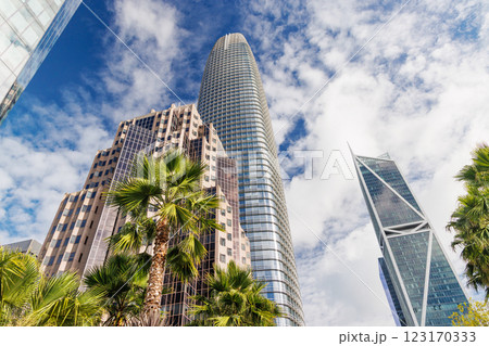 San Francisco's stunning skyscrapers rise against the sky 123170333