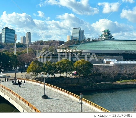 大阪城と大阪城ホール 123170493