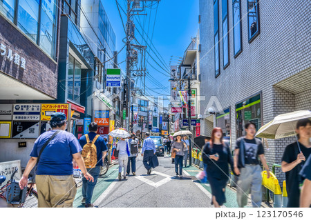 東京都世田谷区の都市風景　経堂駅 123170546