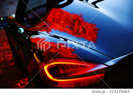 黒いオープンカーとボディに写り込む紅葉 黒いオープンカーとボディに写り込む紅葉 123170863