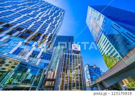 日本の東京都市景観　新時代…渋谷のビル群。渋谷ストリームや窓ガラスに映り込む渋谷アクシュ… 123170919