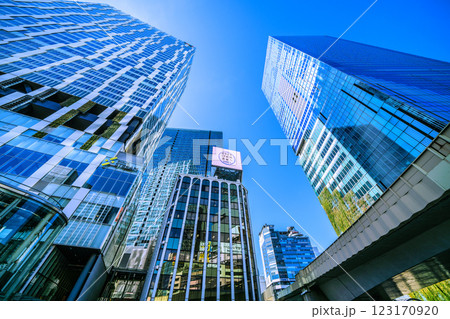 日本の東京都市景観　新時代…渋谷のビル群。渋谷ストリームや窓ガラスに映り込む渋谷アクシュ… 123170920